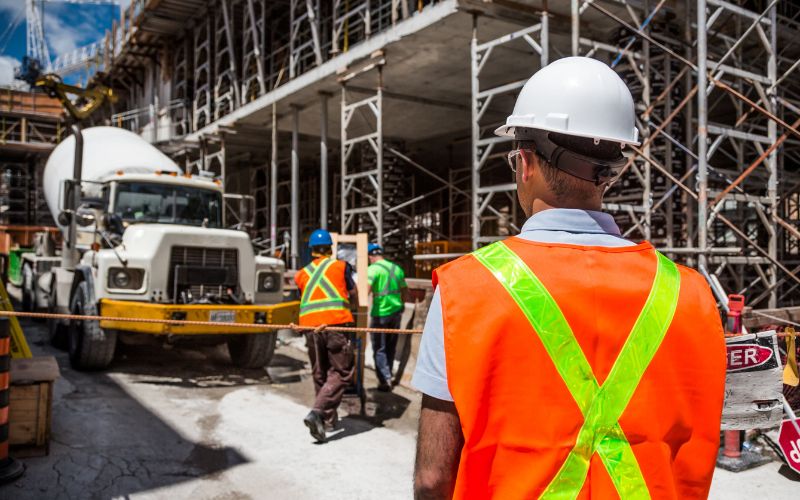 Como a GoMAQ auxilia construtoras com locação de equipamentos para obra em Juiz de Fora